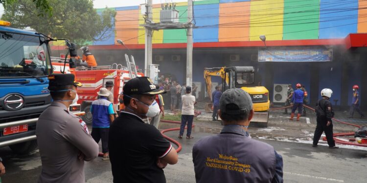 Happy Karaoke Terbakar, 8 Mobil Pemadam Diturunkan