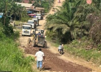PT Pradiksi Gunatama Tbk Bantu Perbaikan Dan Pengerasan Jalan Desa Mengkudu