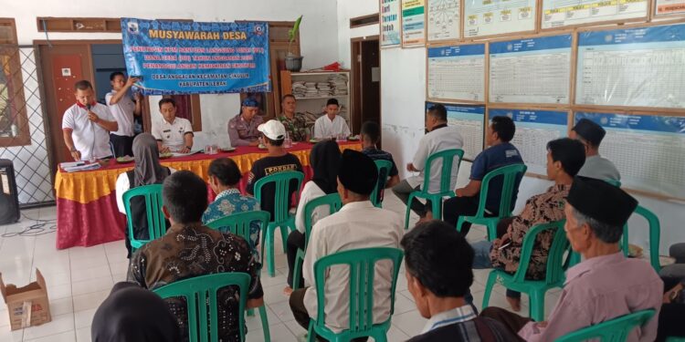Kanit Bhabinkamtibmas Polsek Cikulur Polres Lebak Hadiri Musdes Penetapan KPM BLT DD Desa Anggalan 2025
