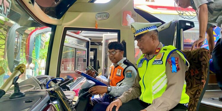 Cegah Laka Lantas, Petugas Gabungan di Kota Tegal Lakukan Ramp Check Armada Bus
