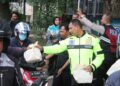 Peduli Ramadhan, Polres Metro Tangerang Kota Bagi-Bagi Ratusan Takjil ke Masyarakat