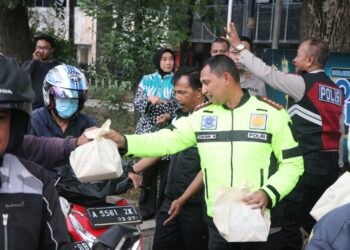Peduli Ramadhan, Polres Metro Tangerang Kota Bagi-Bagi Ratusan Takjil ke Masyarakat
