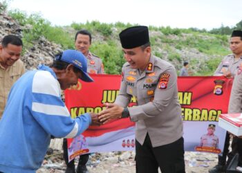 Ramadhan Berbagi, Kapolres Lebak Laksanakan Jum’at Berkah Bagikan Nasi Kotak ke Para Pemulung di TPS Dengung