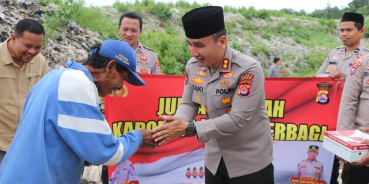 Ramadhan Berbagi, Kapolres Lebak Laksanakan Jum’at Berkah Bagikan Nasi Kotak ke Para Pemulung di TPS Dengung