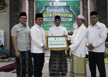 Bupati Tegal Salurkan Bantuan Baznas di Acara Tarhim Ramadhan 1446 Hijriah