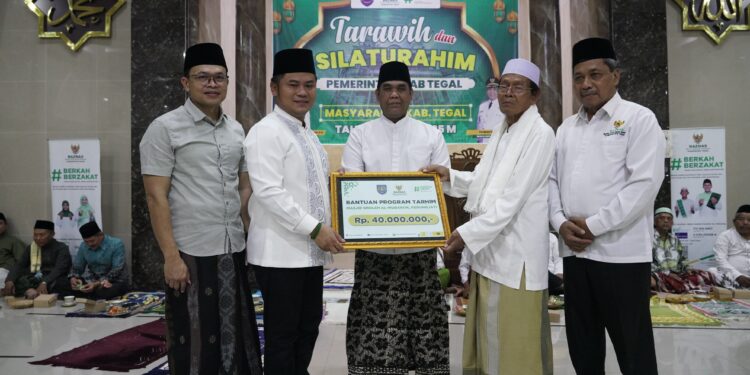 Bupati Tegal Salurkan Bantuan Baznas di Acara Tarhim Ramadhan 1446 Hijriah