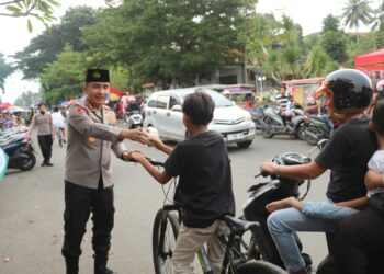 Ramadhan Berkah, Kapolres Lebak Bagikan Takjil ke Warga di Alun-alun Rangkasbitung 