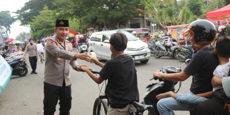 Ramadhan Berkah, Kapolres Lebak Bagikan Takjil ke Warga di Alun-alun Rangkasbitung 