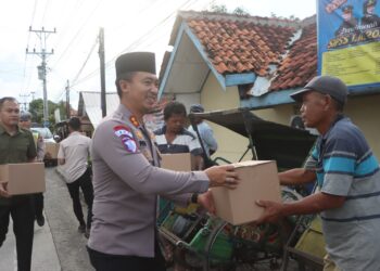 Berkah Ramadhan, Sambil Patroli Polisi di Kota Tegal Bagikan Paket Sembako