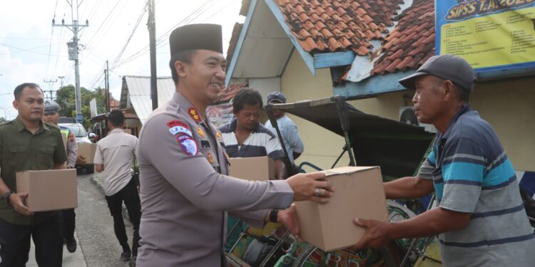 Berkah Ramadhan, Sambil Patroli Polisi di Kota Tegal Bagikan Paket Sembako