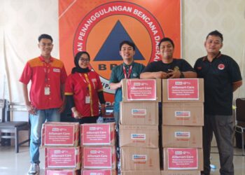 Alfamart Beri Bantuan Logistik Kepada Masyarakat Yang Terdampak Banjir di Desa Kaligayam