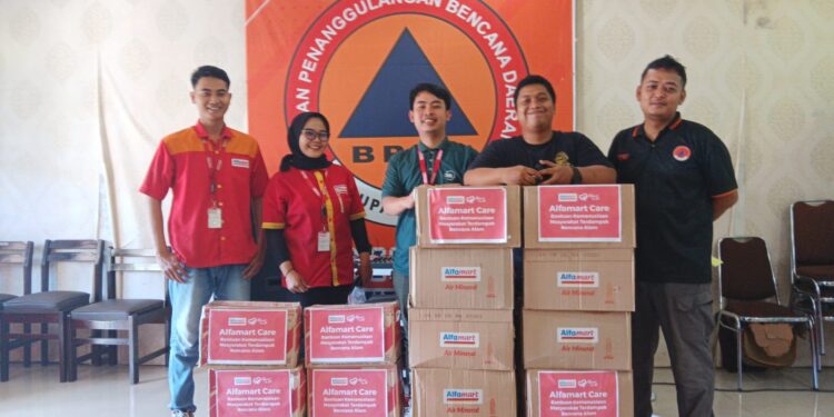 Alfamart Beri Bantuan Logistik Kepada Masyarakat Yang Terdampak Banjir di Desa Kaligayam