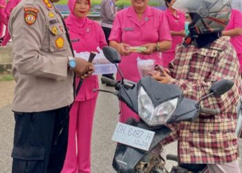 Kapolres Sabu Raijua Dan Ketua Bayangkari Bagikan Takjil Gratis Di Bulan Ramdhan