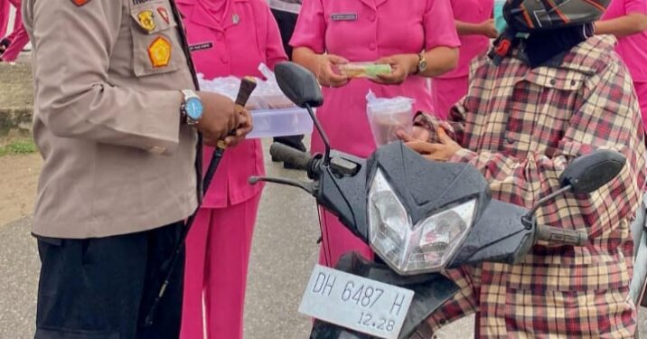 Kapolres Sabu Raijua Dan Ketua Bayangkari Bagikan Takjil Gratis Di Bulan Ramdhan