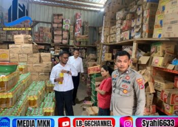 Polisi Melakukan Pengecekkan Kalibrasi Minyakita Di Setiap Toko Di Wilayah Hukum Polres Sabu Raijua