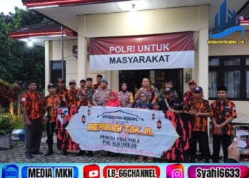 Ramadhan Berkah, Pemudah Pancasila Sukorejo Membagikan Ribuan Takjil Kepada Pengguna Jalan