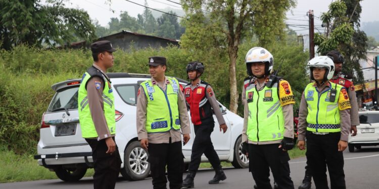 Pastikan Arus Lalu lintas Aman Wakapolres Tegal Pimpin Langsung Patroli di Sejumlah Wisata