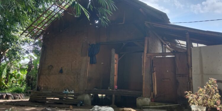 Memperihatinkan, Satu Keluarga di Desa Cibuah Tinggal Dalam Rumah Tidak Layak Huni