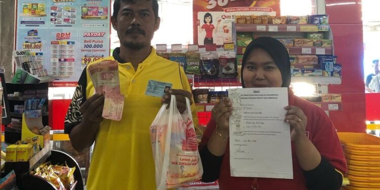 Belanja ke Alfamart, Prayogo Warga Kalikangkung Dapat Hadiah Rp1,5 Juta dari Alfamaret