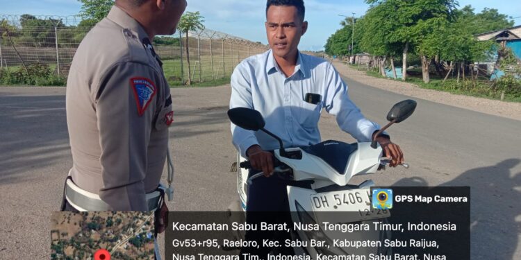 Satlantas Polres Sabu Raijua Rutin Lakukan Patroli Beri Teguran Ke Pengendara Tak Pakai Helm