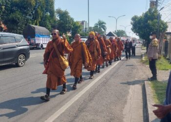 Tiba di Kota Tegal, Polisi Kawal Perjalanan Ritual Biksu Thudong