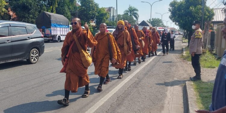 Tiba di Kota Tegal, Polisi Kawal Perjalanan Ritual Biksu Thudong
