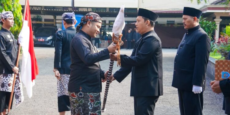 Bupati Tegal Secara Resmi Menyerahkan Tombak Kyai Plered dan Pataka, Dalam Rangka Hari Jadi Ke 424
