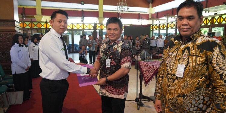 Lantik dan Serahkan SK PPPK Periode I Bupati : Jadilah ASN yang Berintegritas Untuk Kabupaten Tegal Yang Luwih Apik