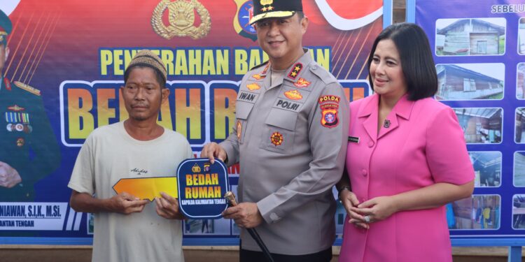 Kunker ke Polres Kapuas, Kapolda Kalteng Serahkan Bantuan Bedah Rumah di Desa Palangkau Lama