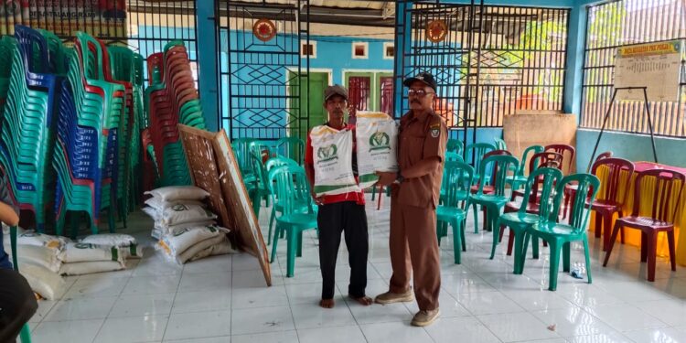 Pemdes Talang Rami Salurkan Bantuan Beras dari Bulog kepada 118 Keluarga Penerima Manfaat
