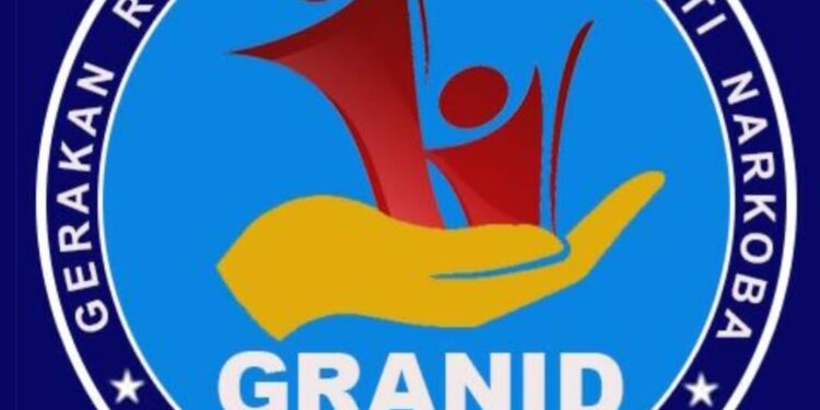 GRANID Siap Bersinergi dengan Kepolisian Perangi Narkoba di Banten  TANGERANG – Ketua Umum Gerakan Rehabilitasi dan Anti Narkotika Indonesia (GRANID), H. Akhyar Kamil, S.H., menegaskan komitmennya untuk memperkuat sinergi dengan Kepolisian Republik Indonesia, khususnya di wilayah Provinsi Banten, dalam memerangi penyalahgunaan narkoba, psikotropika, dan zat adiktif lainnya.  Sebagai organisasi sosial yang bergerak melalui pendekatan preventif, edukatif, dan rehabilitatif, GRANID fokus membangun ketahanan sosial masyarakat serta memberdayakan generasi muda—kelompok paling rentan terhadap bahaya narkoba.  > “Rehabilitasi dan pencegahan harus berjalan beriringan. GRANID siap menjadi mitra strategis kepolisian dalam memutus mata rantai peredaran narkoba,” tegas Akhyar Kamil.    Ia menyoroti bahwa kejahatan narkotika adalah ancaman multidimensi yang tak bisa ditangani satu sektor saja. Kolaborasi lintas sektor, mulai dari pemerintah daerah, lembaga pendidikan, tokoh agama, hingga masyarakat sipil, mutlak diperlukan.  Saat ini, GRANID mengimplementasikan berbagai program strategis, seperti:  Literasi anti-narkoba melalui kampanye edukatif di sekolah dan komunitas,  Pendampingan sosial berbasis komunitas,  Pelatihan konselor sebaya, serta  Kemitraan kelembagaan dengan berbagai instansi.   Provinsi Banten dipilih GRANID sebagai wilayah percontohan nasional dengan model penanganan berbasis masyarakat yang inklusif, sistemik, dan berkelanjutan.  > “GRANID bukan sekadar gerakan, melainkan wadah pengabdian kolektif untuk menyelamatkan masa depan generasi bangsa. Mari bersama ciptakan Indonesia yang bersih dari narkoba,” tutup Akhyar Kamil.