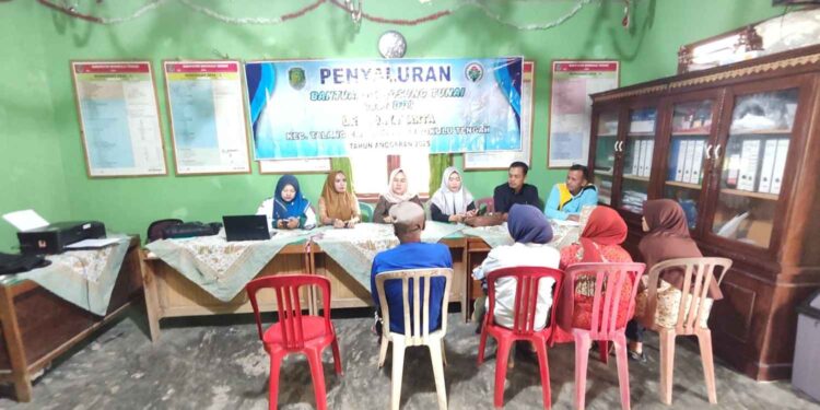 Pemdes Jayakarta Salurkan BLT-DD Rp300 Ribu kepada 6 Keluarga Penerima Manfaat