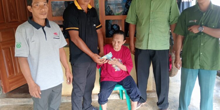 Pemdes Simpang Salurkan BLT Dana Desa, Bantu Lansia di Tengah Sulitnya Ekonomi