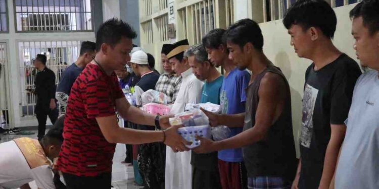 Komitmen Pemenuhan Hak Dasar: Rutan Kelas I Tangerang Bagikan Peralatan Mandi untuk WBP