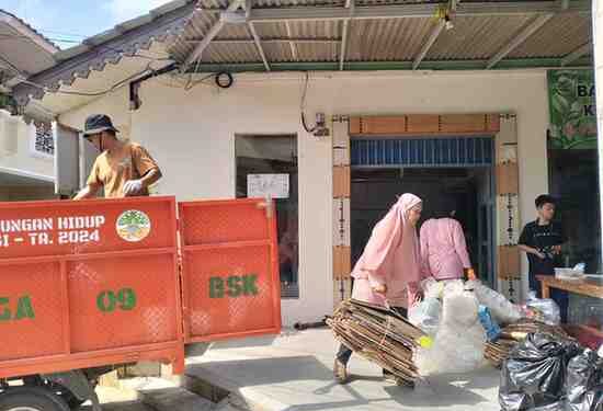 Penimbangan dan Pelatihan Bank Sampah di Pondok Gede Permai, Warga RW 09 Jadi Inspirasi