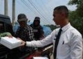 Jumat Berkah, Rutan Kelas I Tangerang Bagikan 50 Paket Nasi Box untuk Masyarakat Sekitar