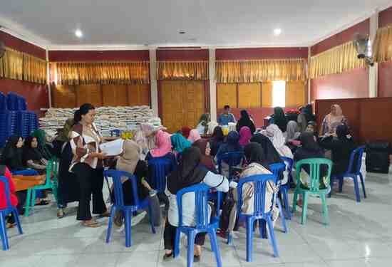 Pemdes Tebat Monok Salurkan Beras dan Minyak Goreng kepada 194 KPM