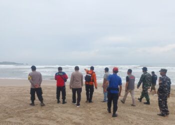Kapolsek Bayah Gerak Cepat Datangi TKP Laka Laut di Pantai Goa Langir Desa Sawarna