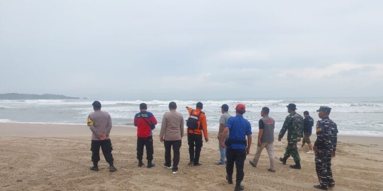 Kapolsek Bayah Gerak Cepat Datangi TKP Laka Laut di Pantai Goa Langir Desa Sawarna