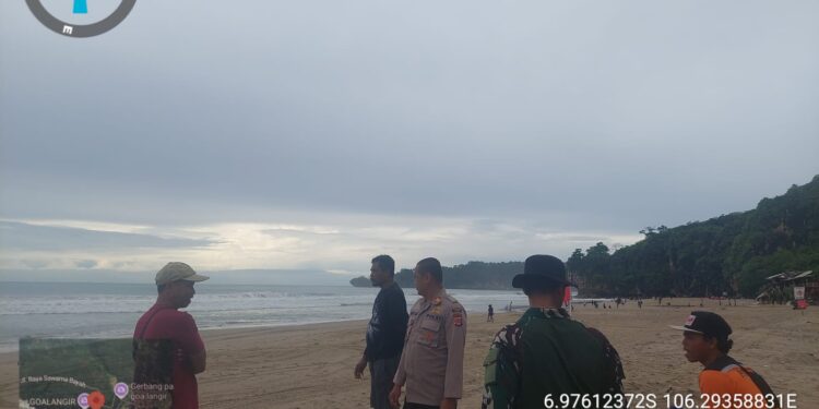 Hari Kedua Polsek Bayah Polres Lebak Bersama Tim Sar Gabungan Lakukan Pencarian Satu Wisatawan Terseret Ombak di Pantai Goa Langir Sawarna