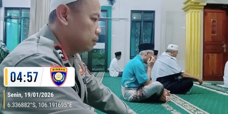 Panit 2 Binmas Polsek Warunggunung dan Amggota jaga Yanmas Polsek Warunggunung Laksanakan Giat Solat Subuh Keliling